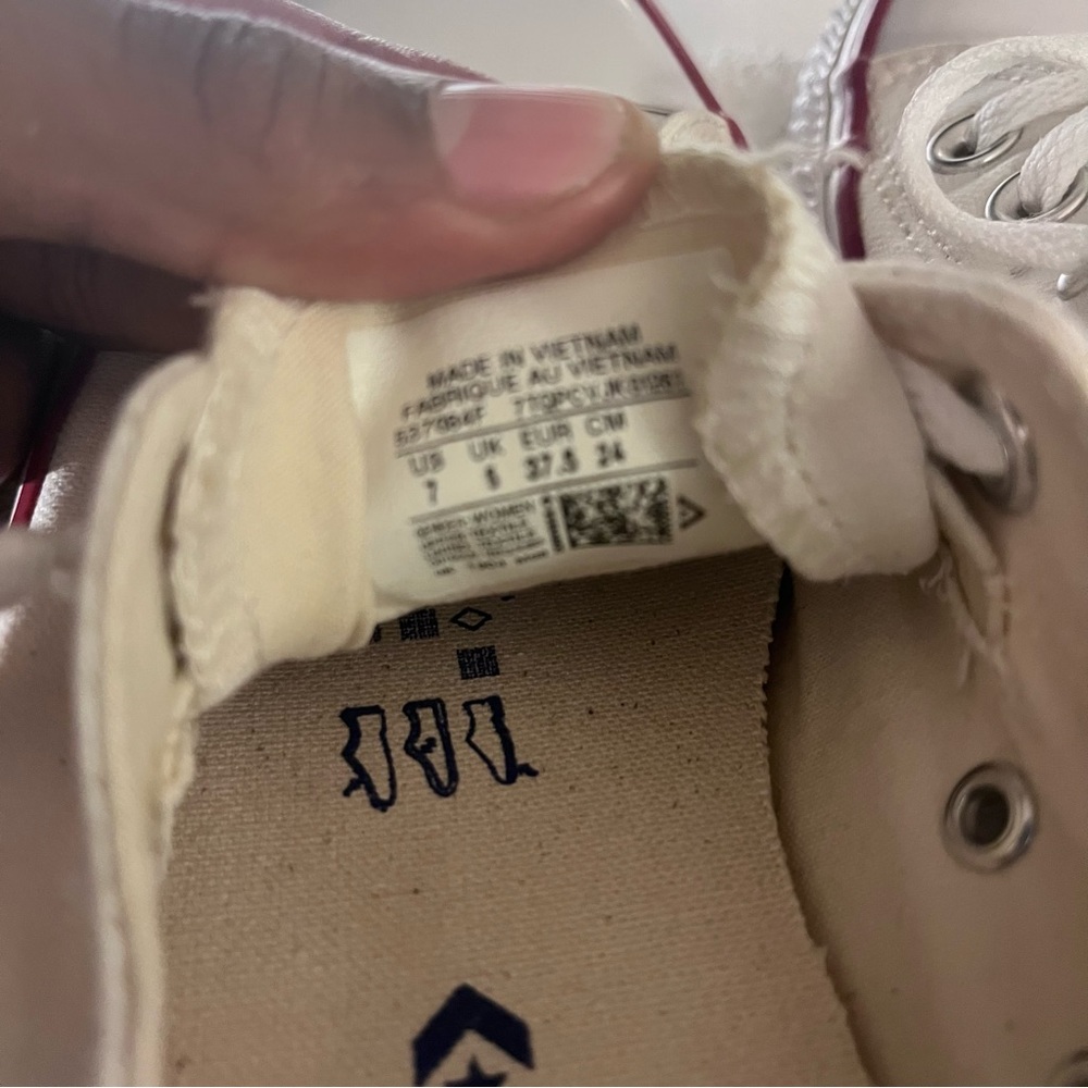Converses - Picture 5 of 7